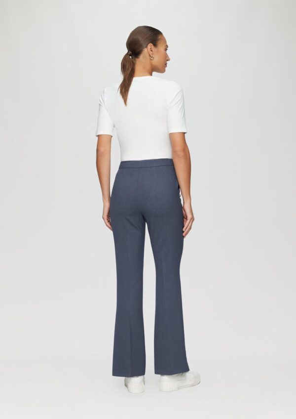 Hose mit hohem Bund und dekorativen Knöpfen