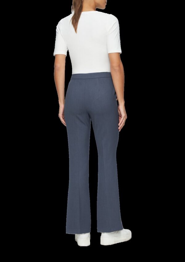 Hose mit hohem Bund und dekorativen Knöpfen