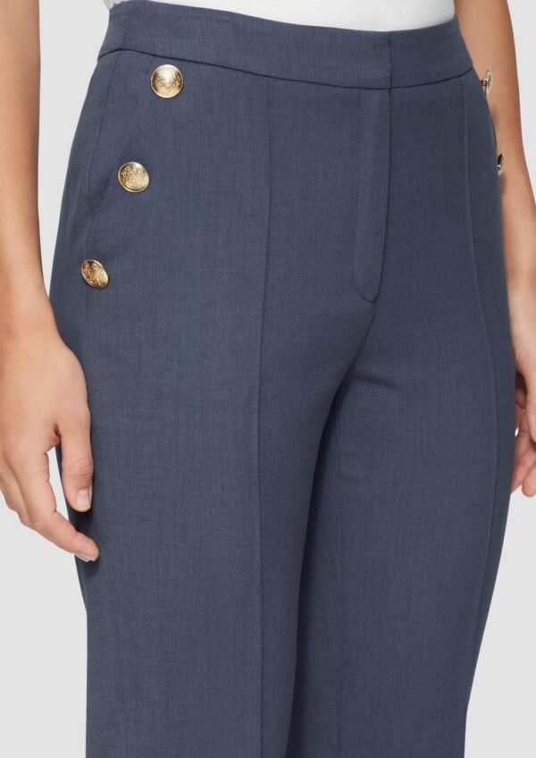 Hose mit hohem Bund und dekorativen Knöpfen