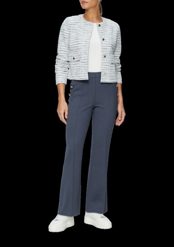 Hose mit hohem Bund und dekorativen Knöpfen