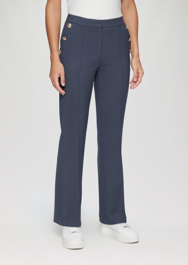 Hose mit hohem Bund und dekorativen Knöpfen
