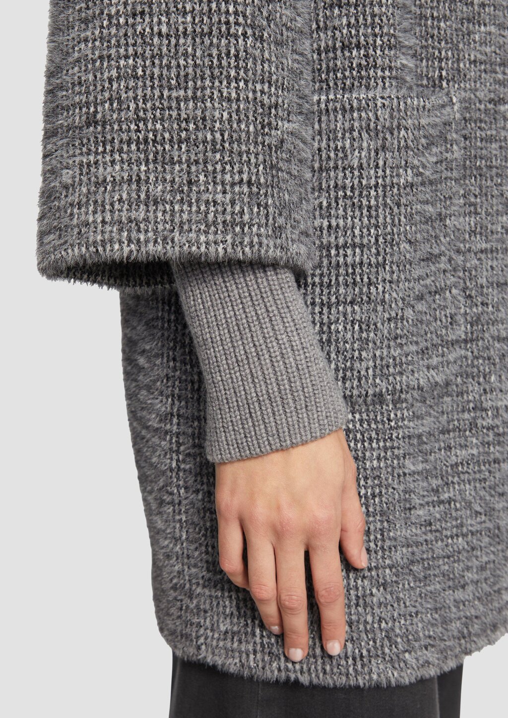 Flauschiger Mantel mit Strickbündchen am Ärmel