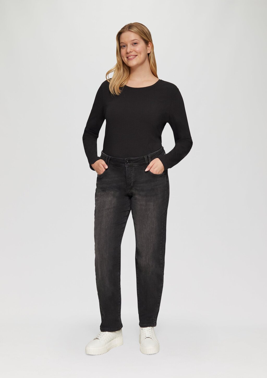 Jeans / Curvy Fit / Mid Rise / Slim Tapered Leg
