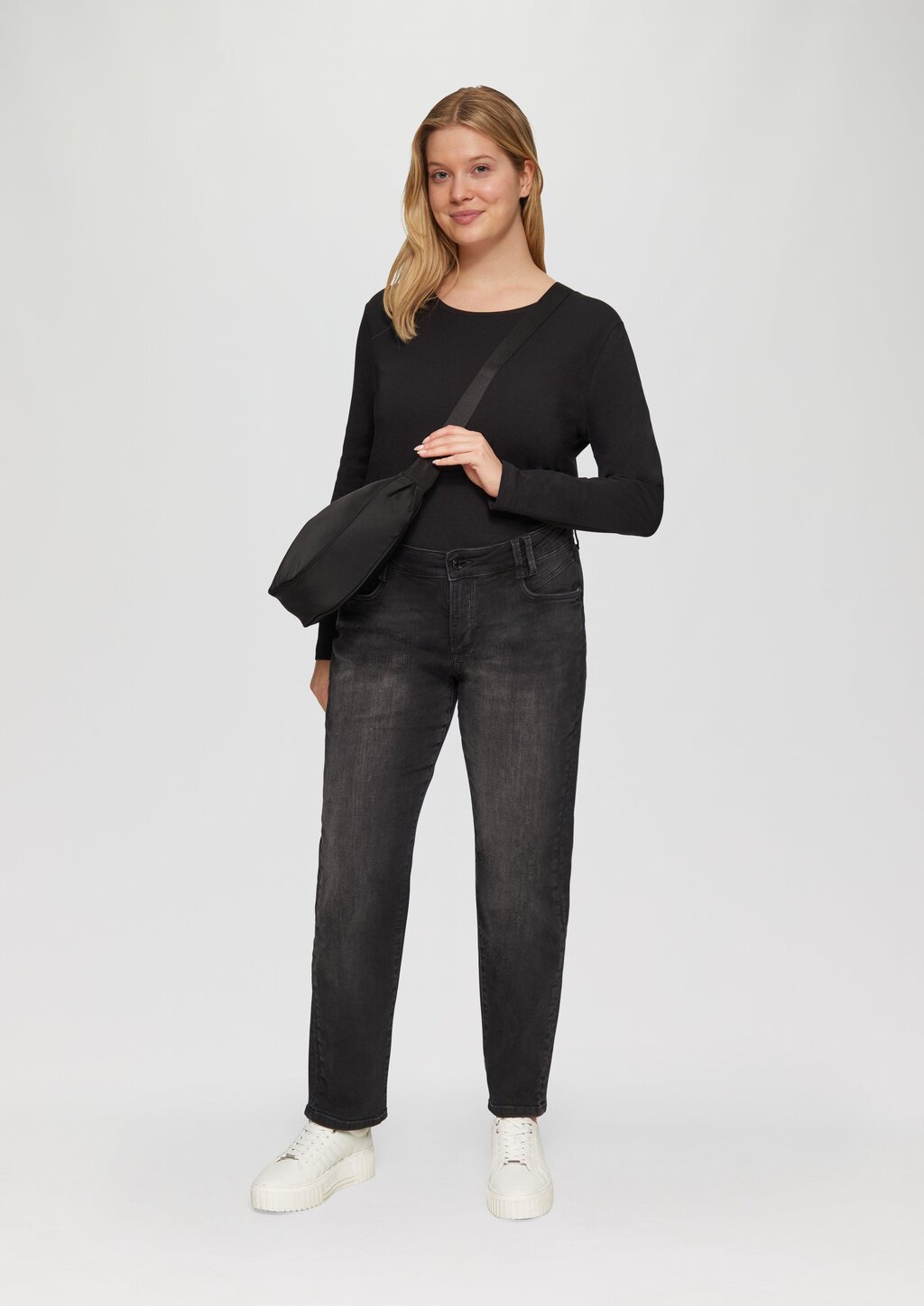 Jeans / Curvy Fit / Mid Rise / Slim Tapered Leg