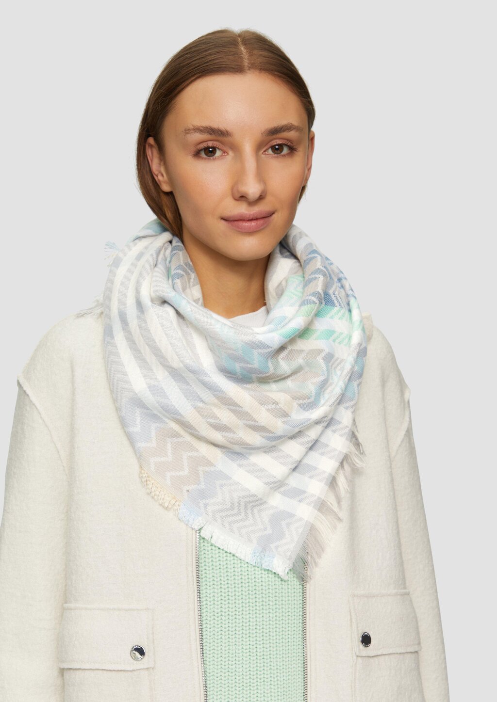 Gewebter dreieckiger Schal mit Karomuster