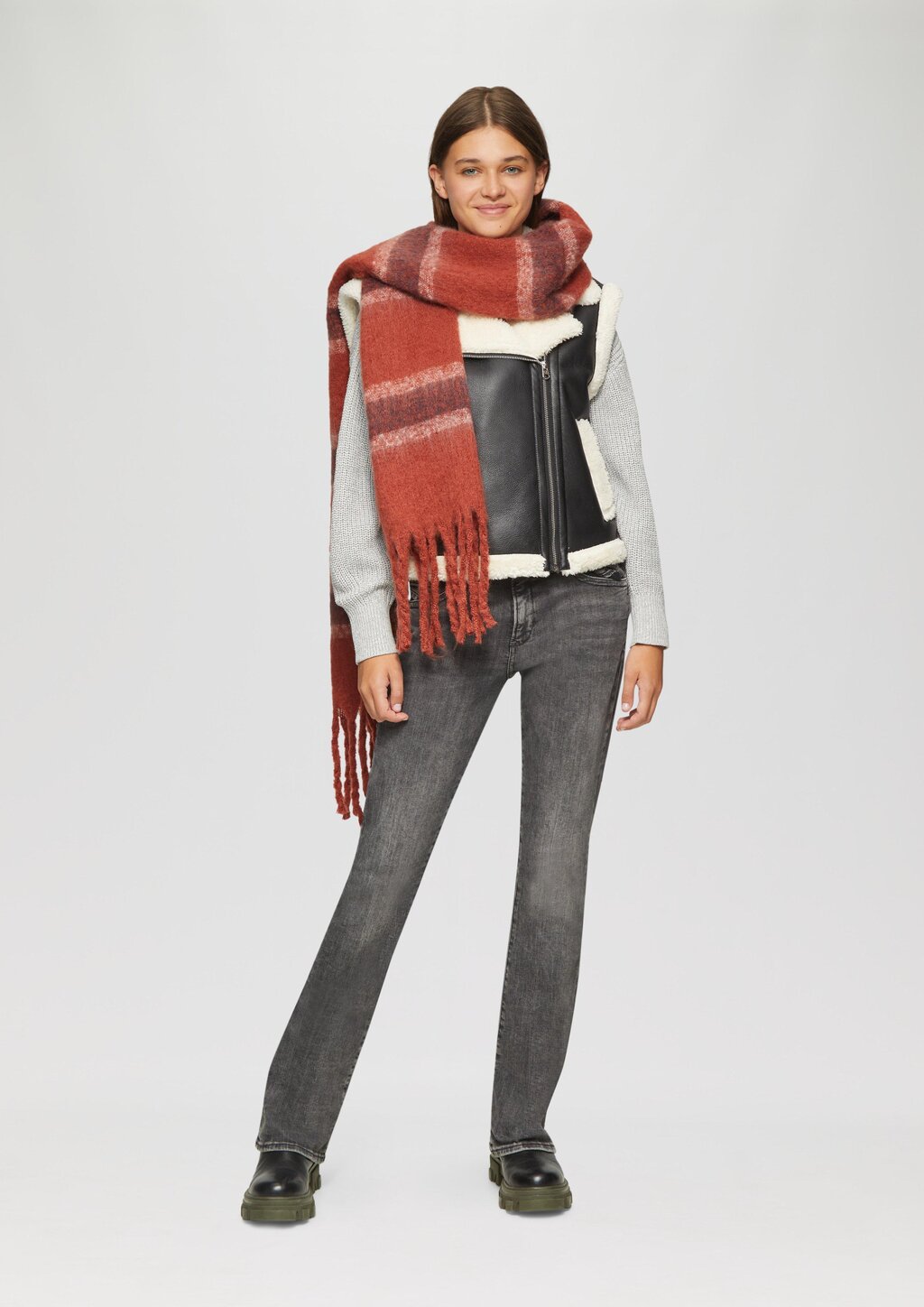 Flauschiger Schal mit Fransen