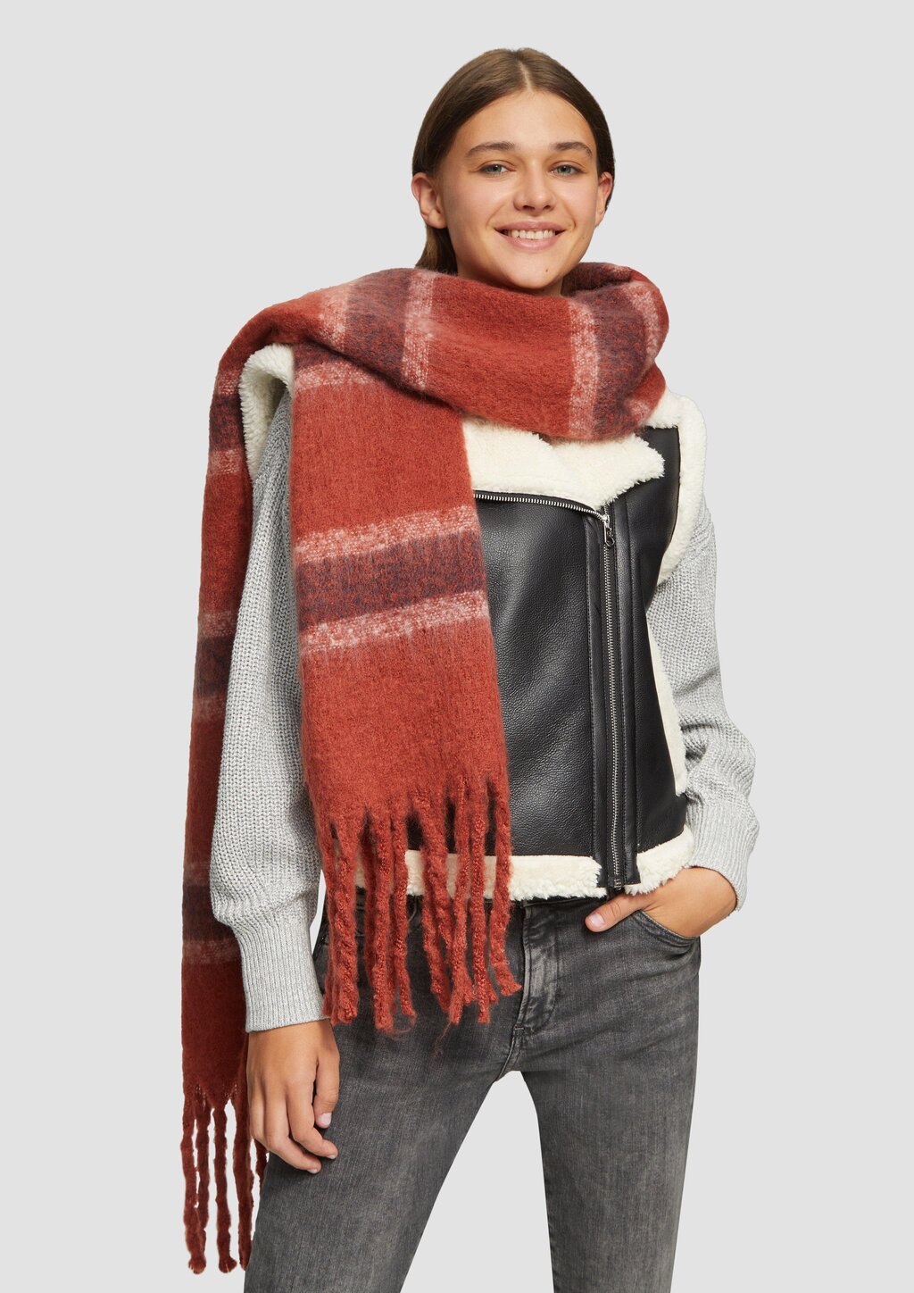 Flauschiger Schal mit Fransen