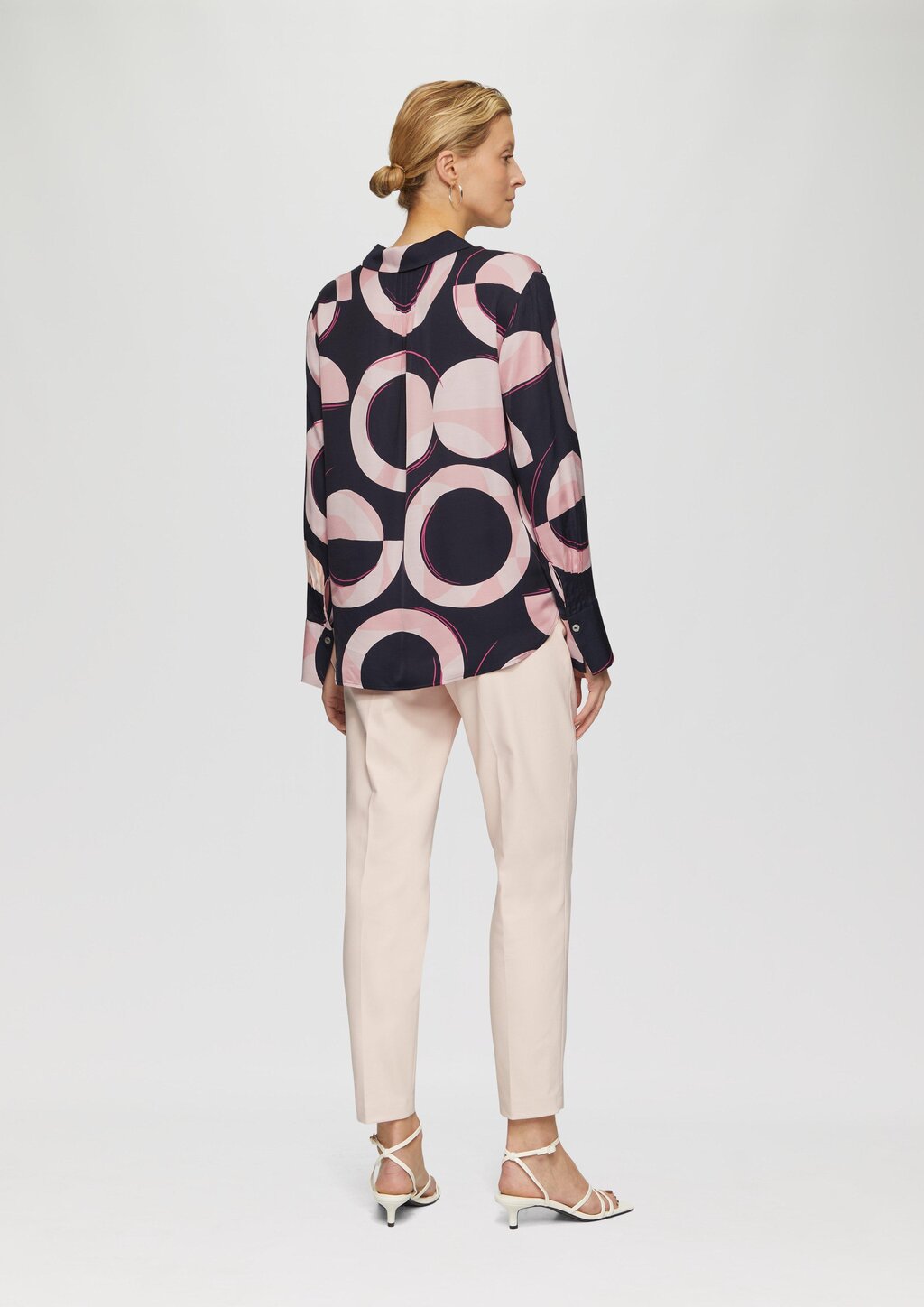 Satinierte Longbluse mit Falten-Details