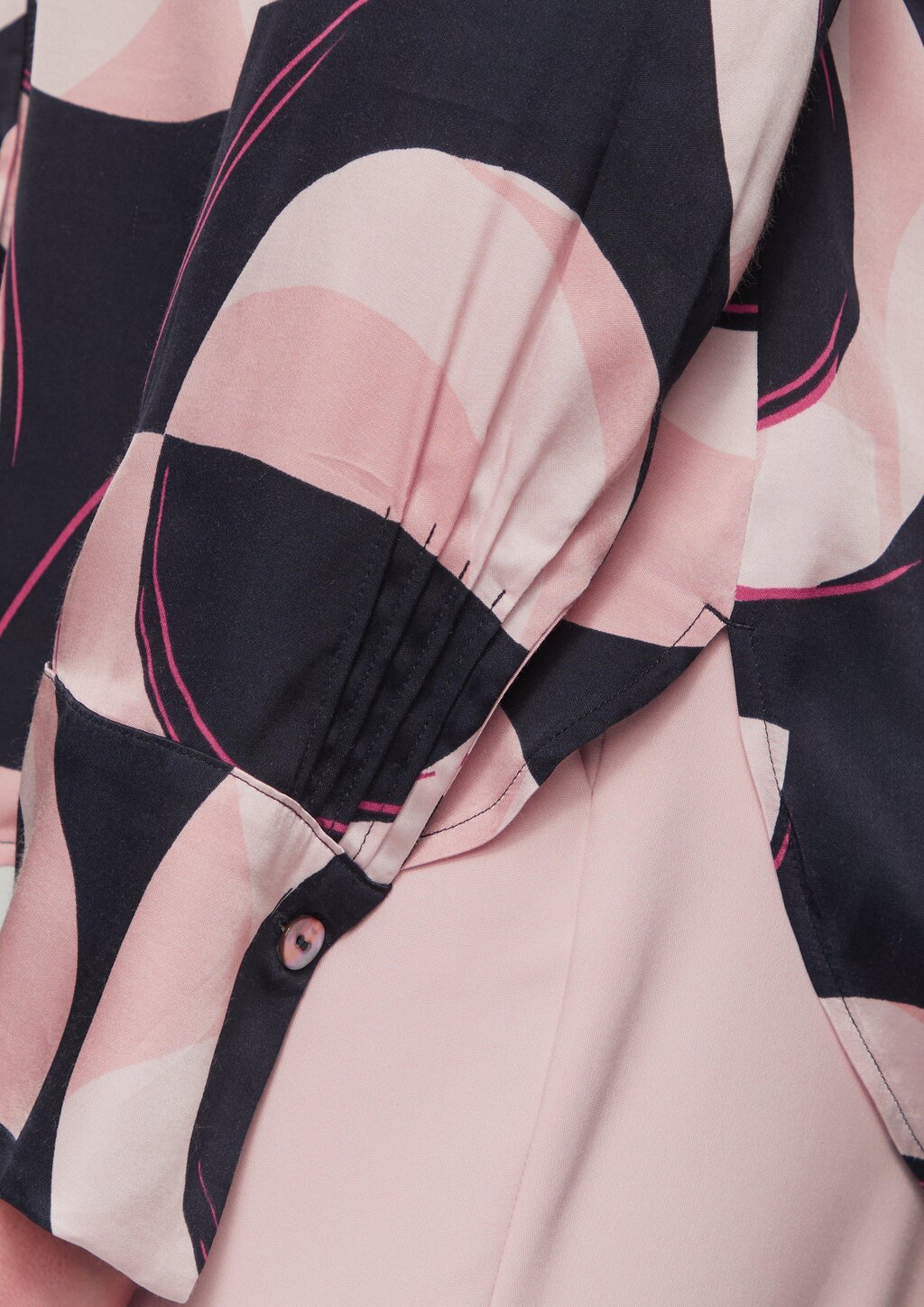 Satinierte Longbluse mit Falten-Details