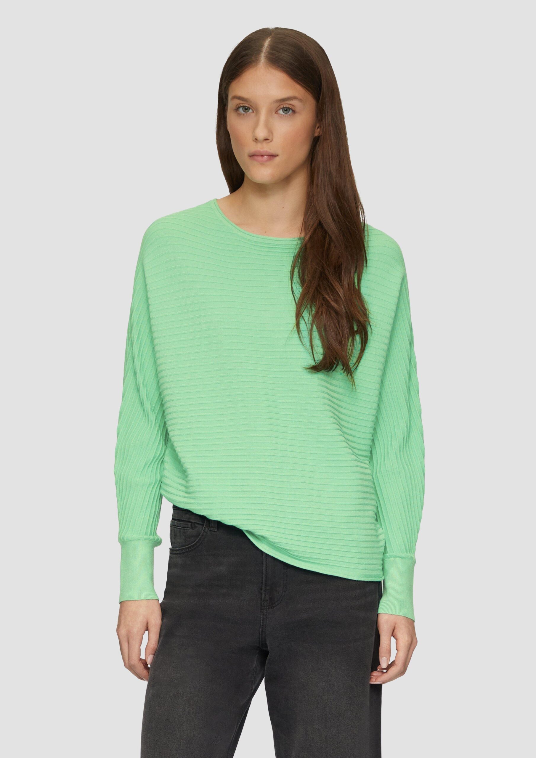 Weicher Strickpullover aus Viskosemix mit Fledermausärmeln