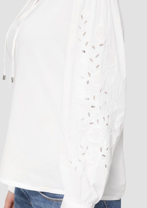 Leichte Baumwollbluse mit Stickerei am Ärmel