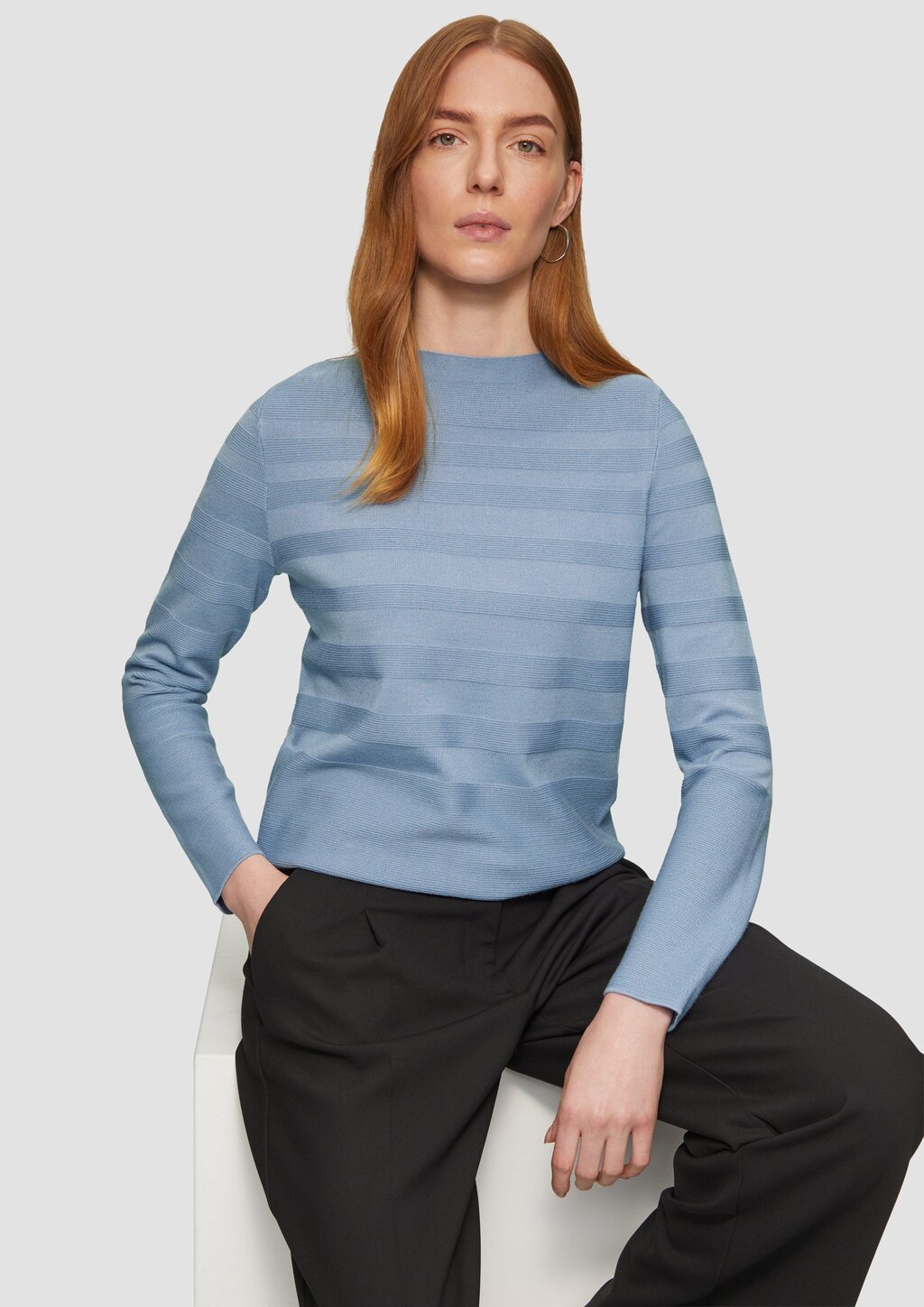 Gestreifter Feinstrickpullover aus Viskosemix