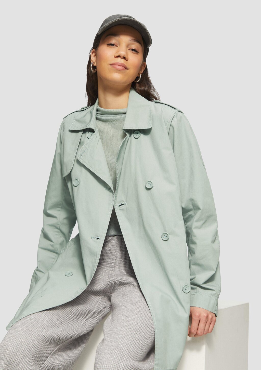 Kurzer Trenchcoat aus Baumwolle mit Gürtel