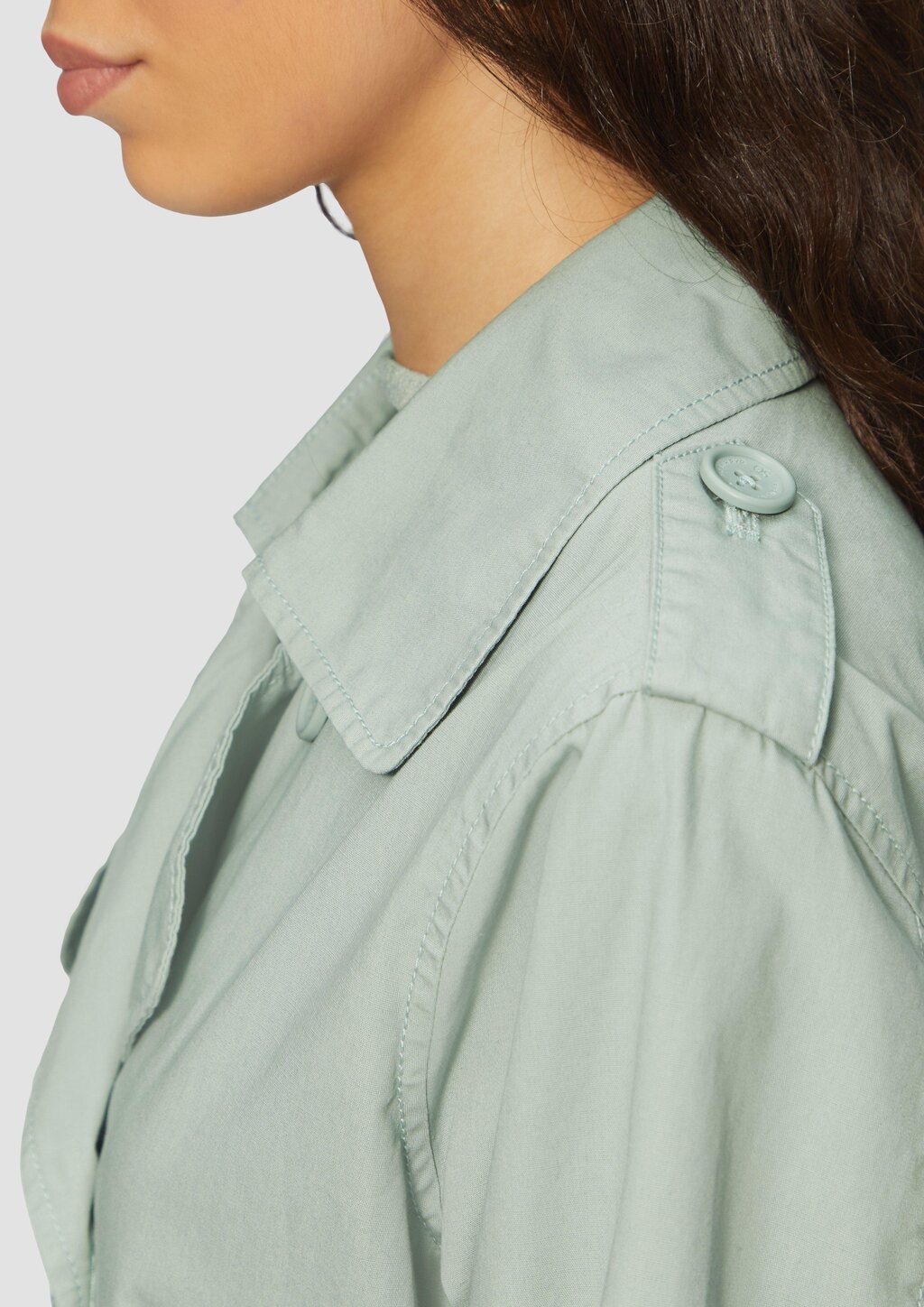 Kurzer Trenchcoat aus Baumwolle mit Gürtel