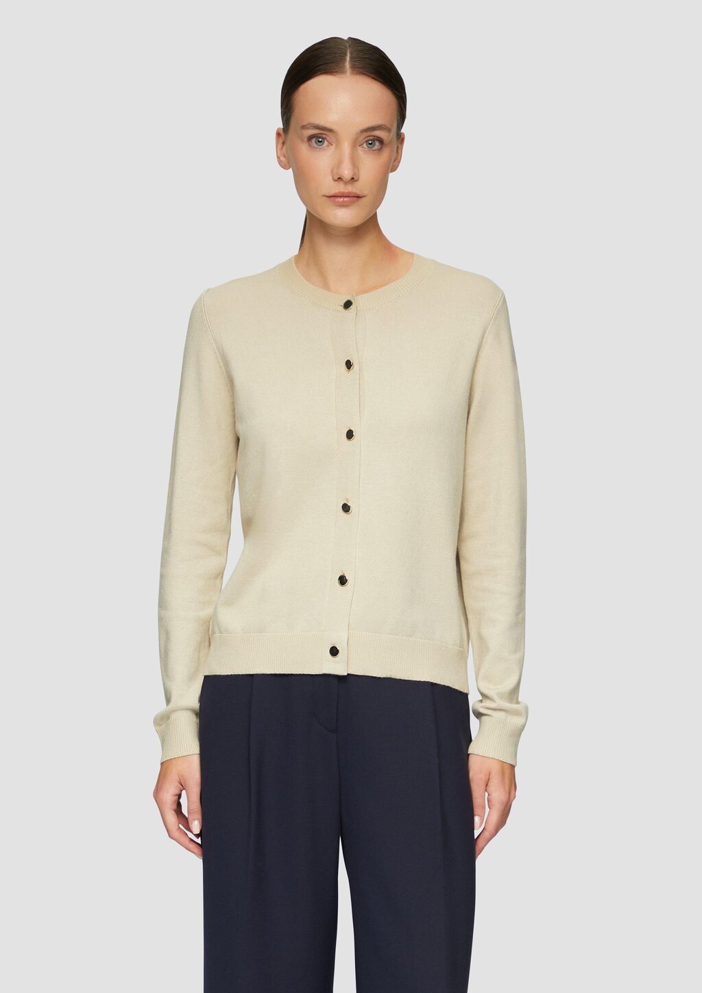 Strickjacke aus Viskosemix mit dekorativen Knöpfen