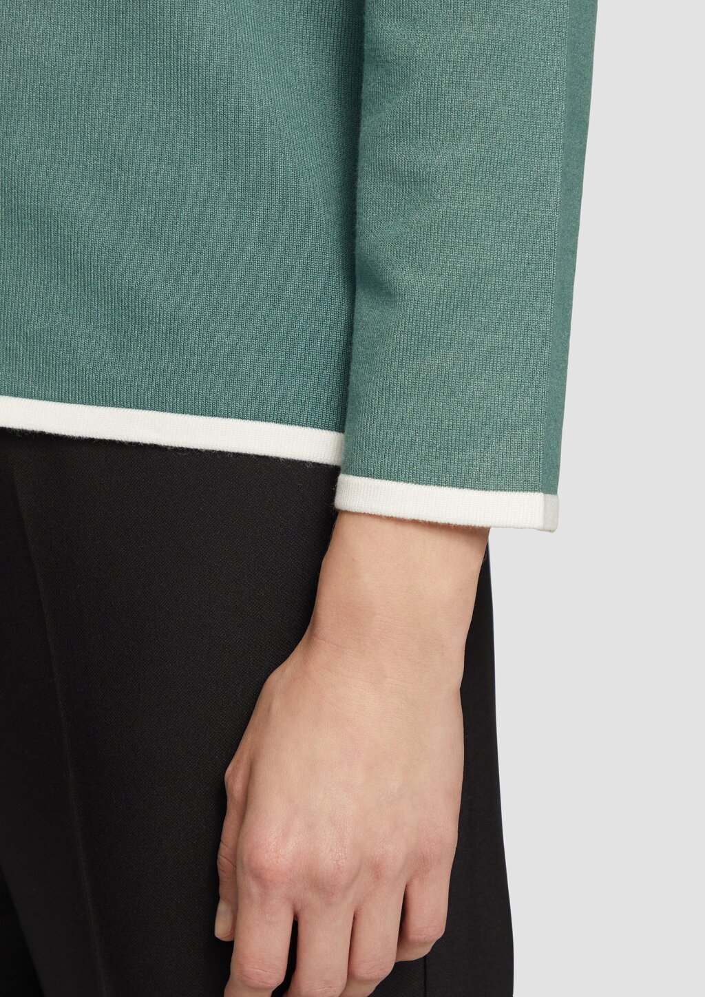 Strickpullover mit verkürzten Ärmeln und Kontrast-Details