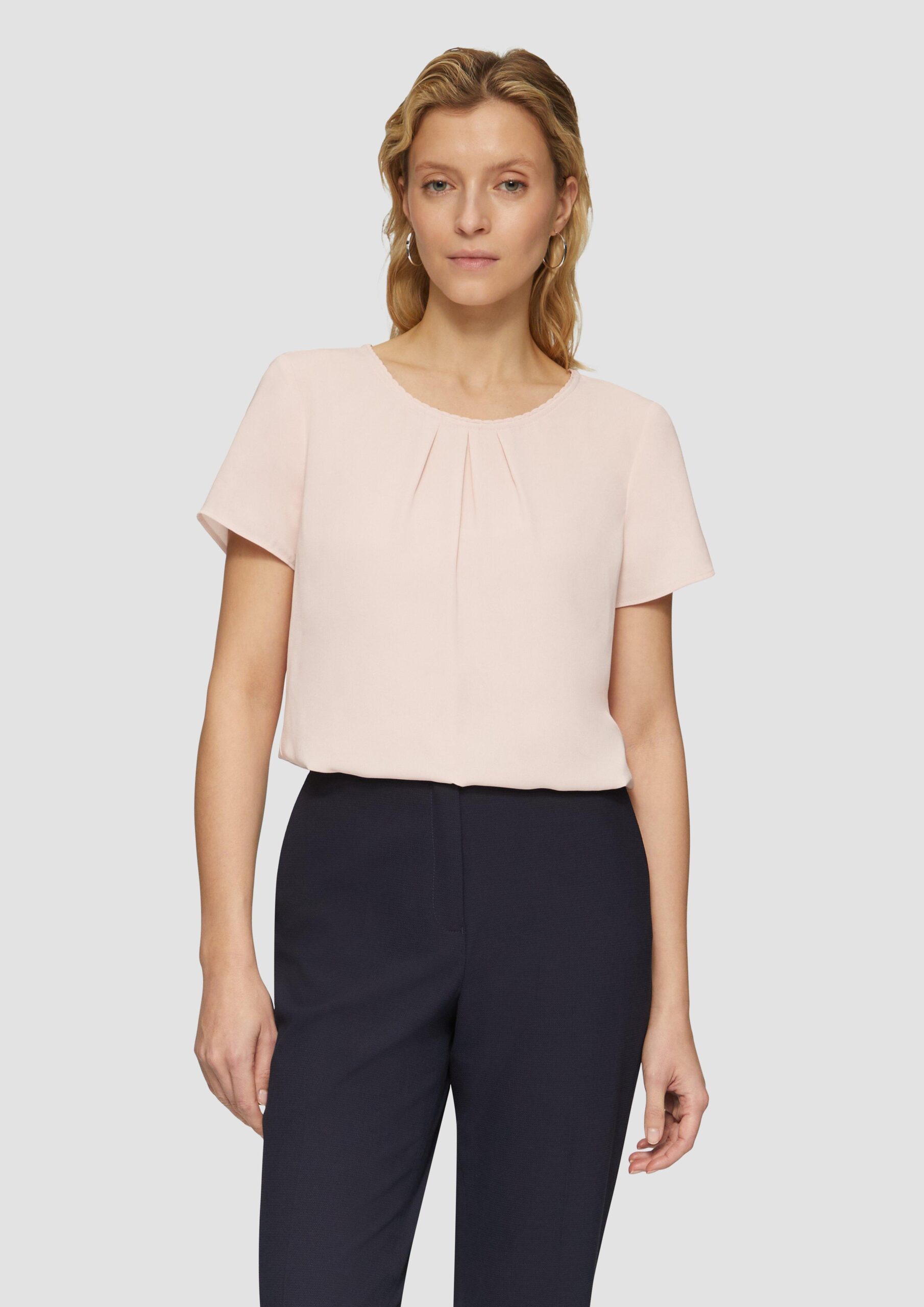 Kurzarmbluse aus Crêpe mit Schmuckkante