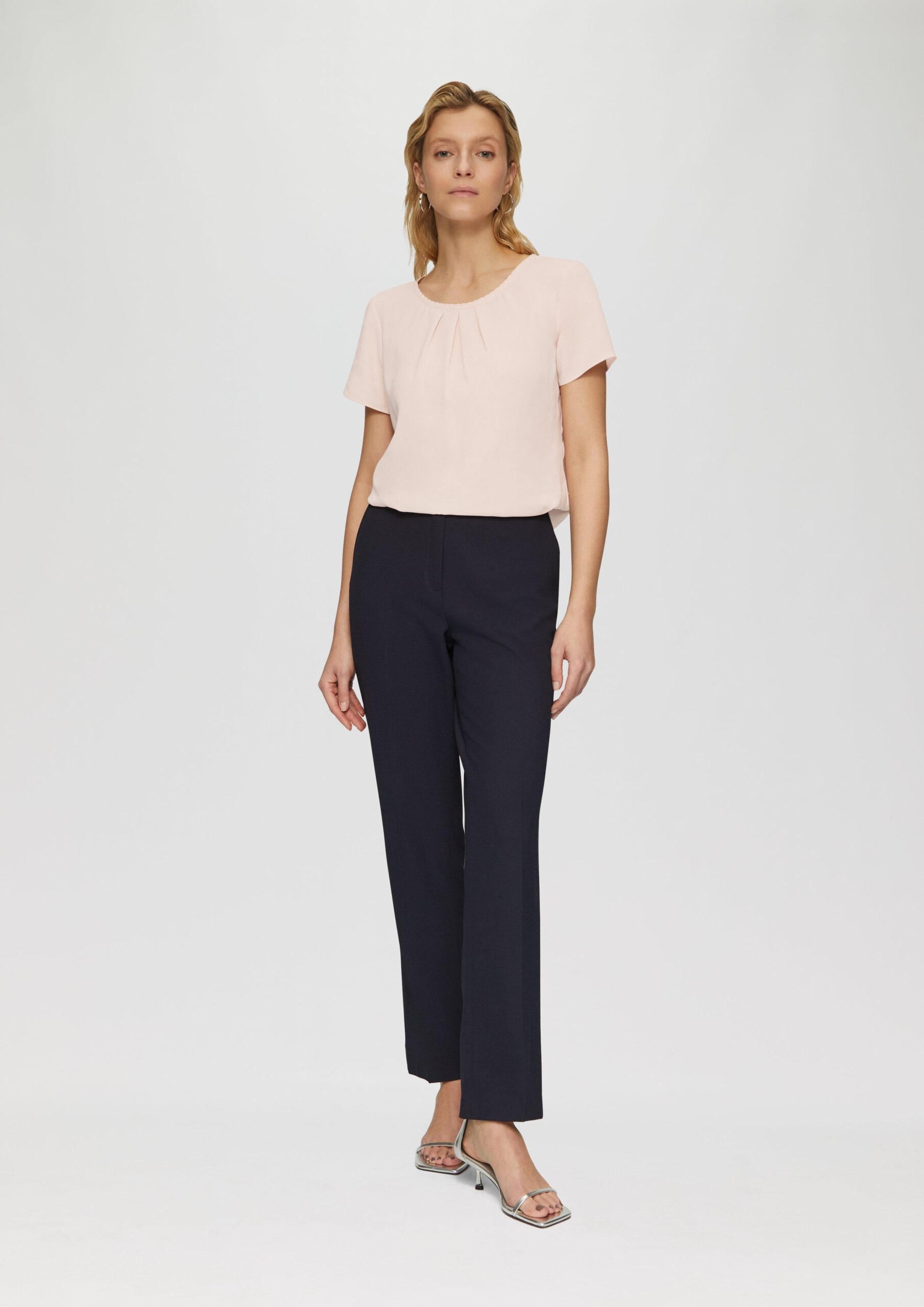 Kurzarmbluse aus Crêpe mit Schmuckkante