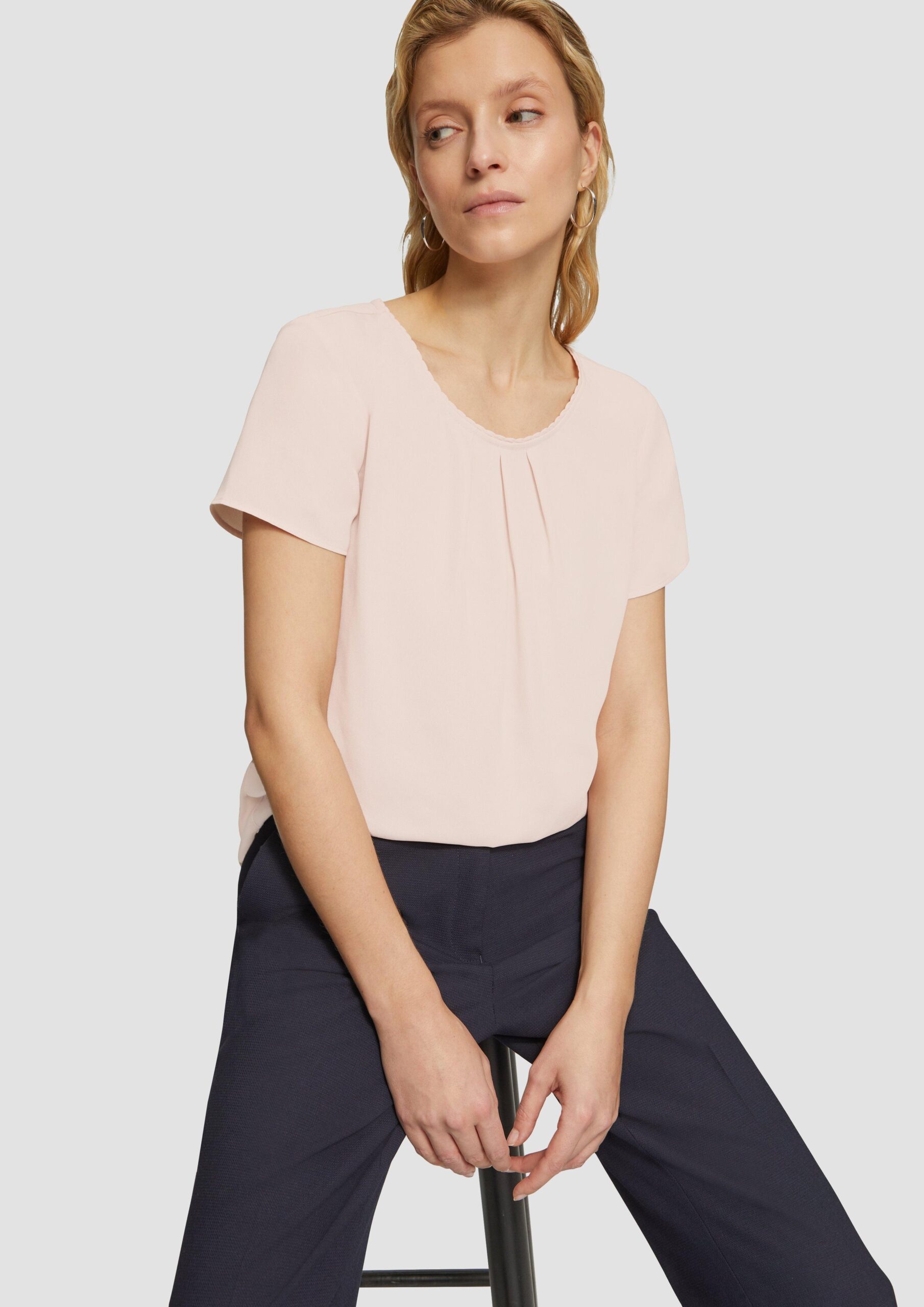 Kurzarmbluse aus Crêpe mit Schmuckkante