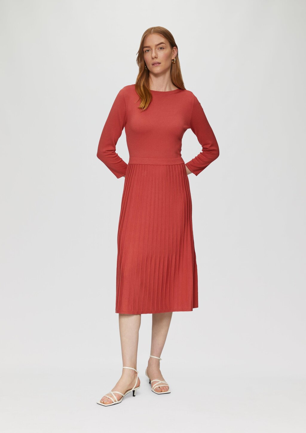 Tailliertes Strickkleid mit plissiertem Rock