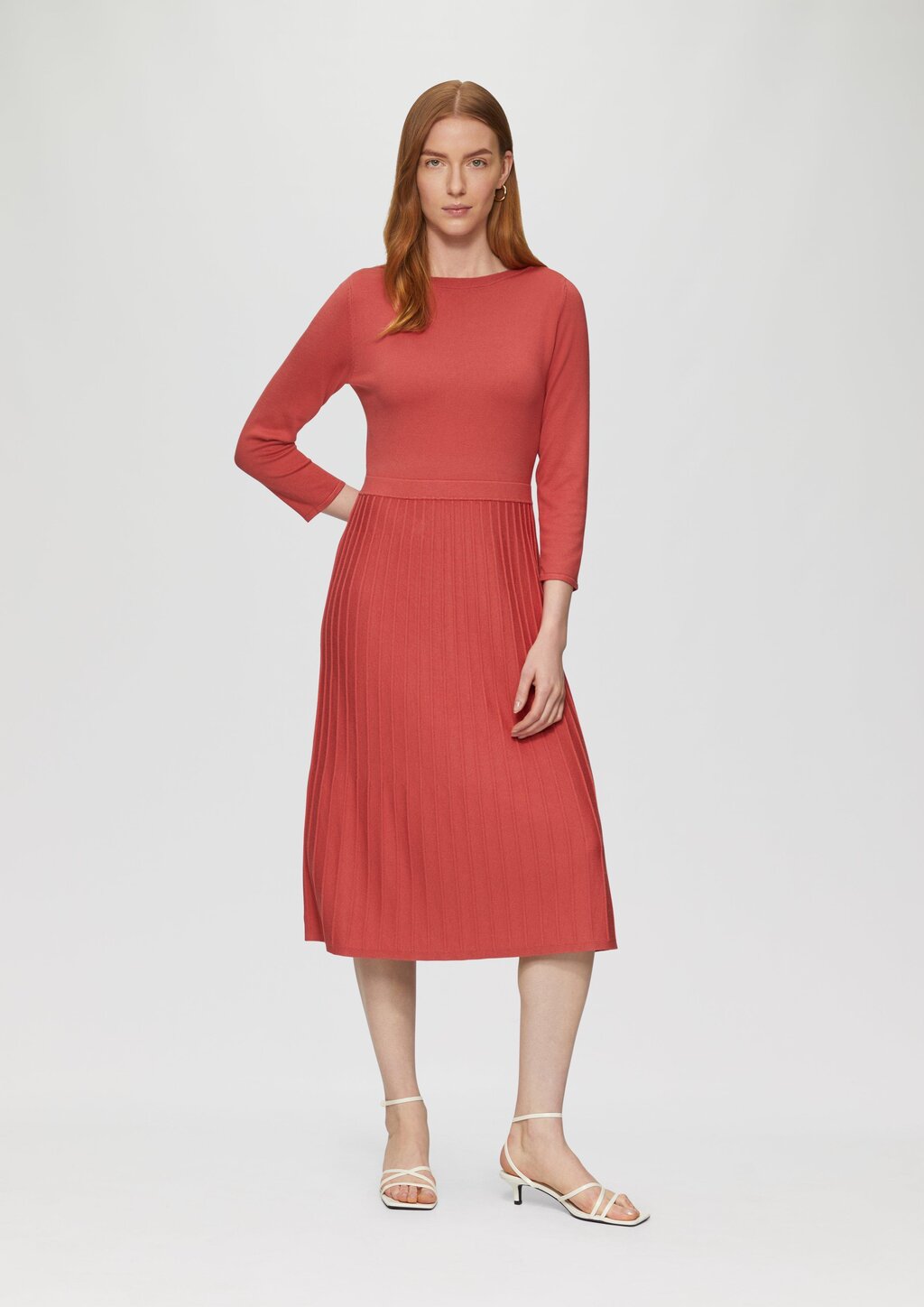 Tailliertes Strickkleid mit plissiertem Rock