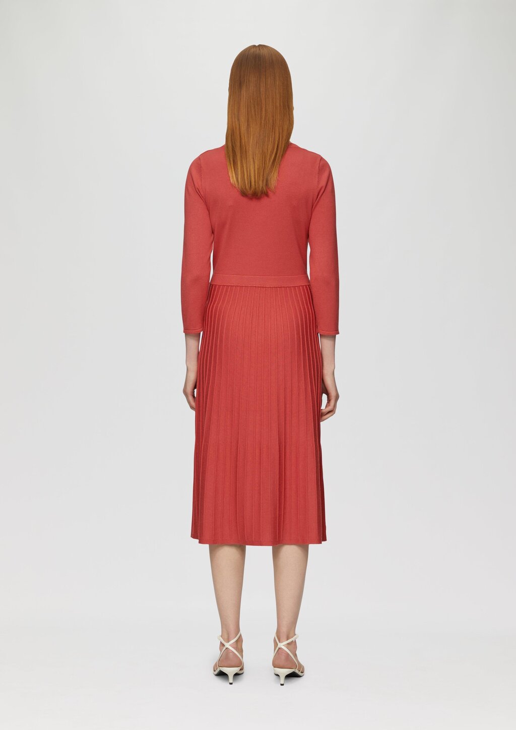 Tailliertes Strickkleid mit plissiertem Rock