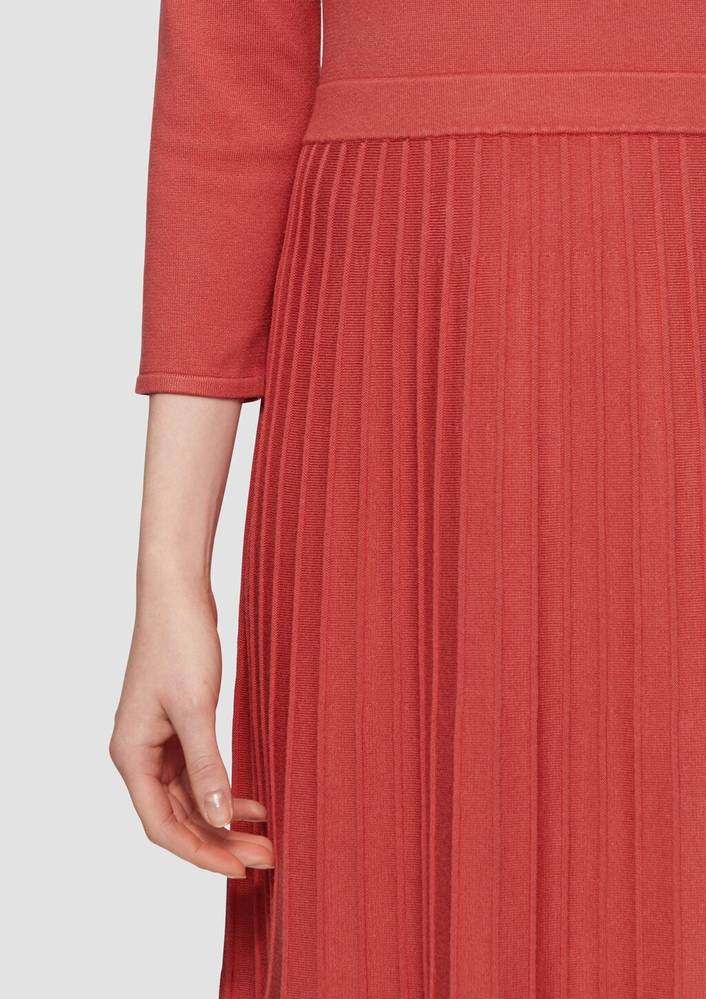 Tailliertes Strickkleid mit plissiertem Rock