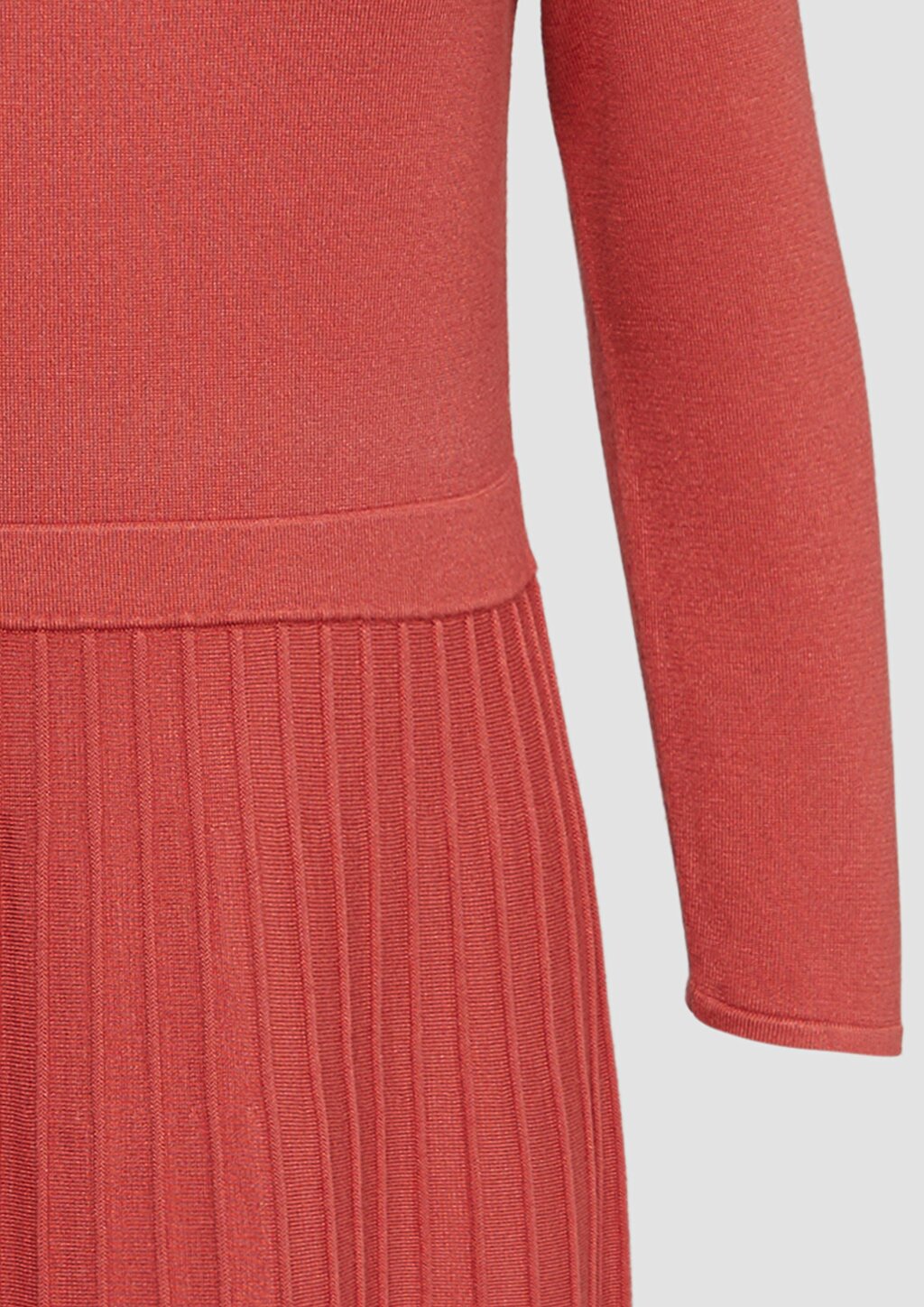 Tailliertes Strickkleid mit plissiertem Rock