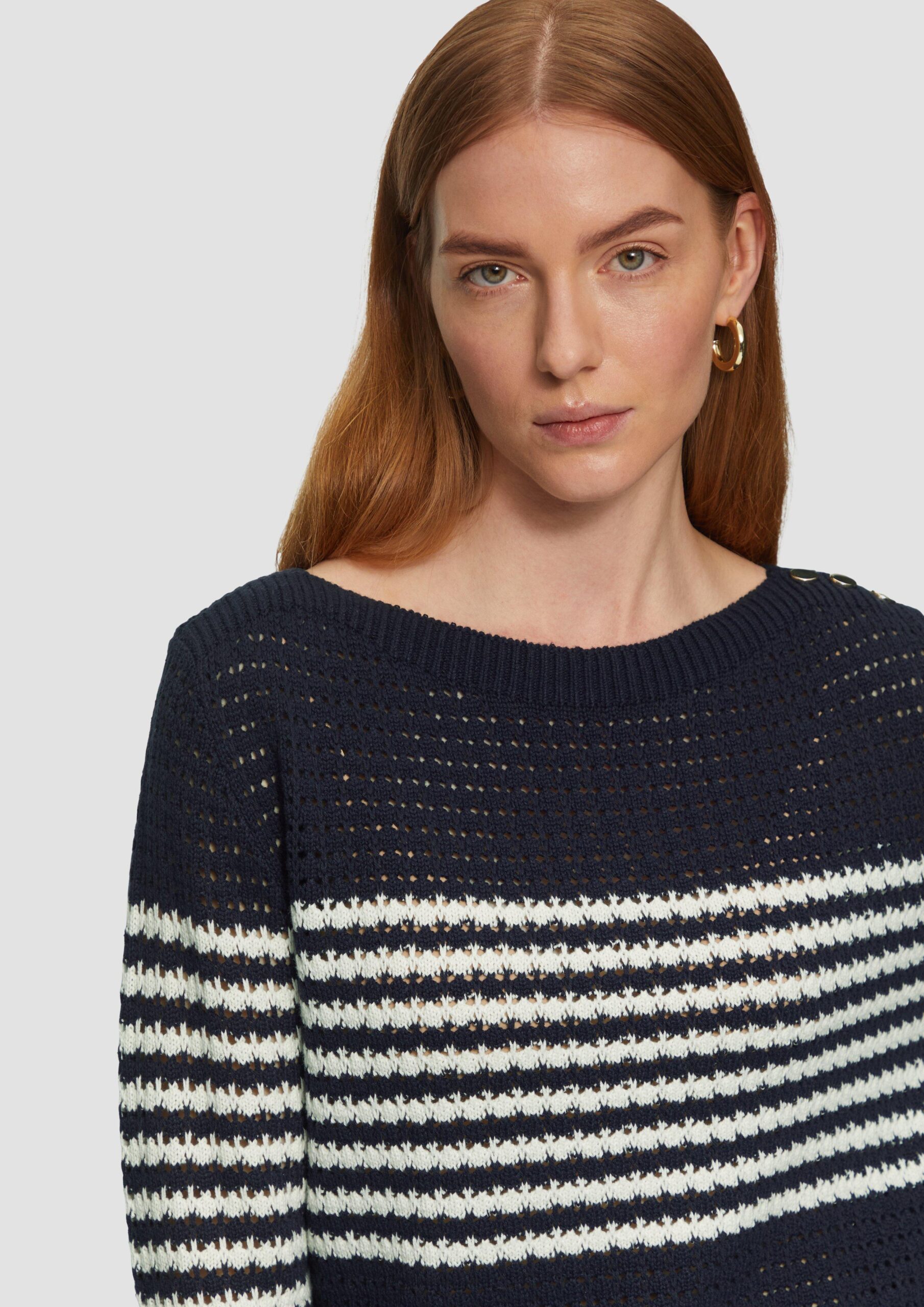 Pullover aus leichtem Lochstrick mit dekorativen Knöpfen