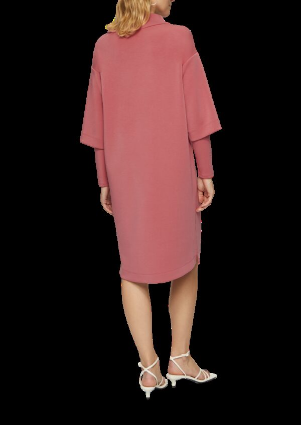 Scuba-Kleid mit Stehkragen und Layering-Detail