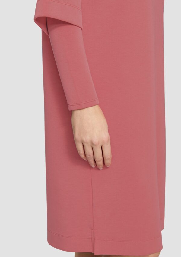 Scuba-Kleid mit Stehkragen und Layering-Detail