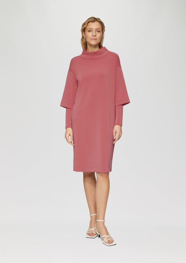 Scuba-Kleid mit Stehkragen und Layering-Detail