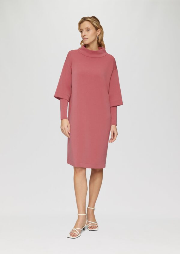Scuba-Kleid mit Stehkragen und Layering-Detail