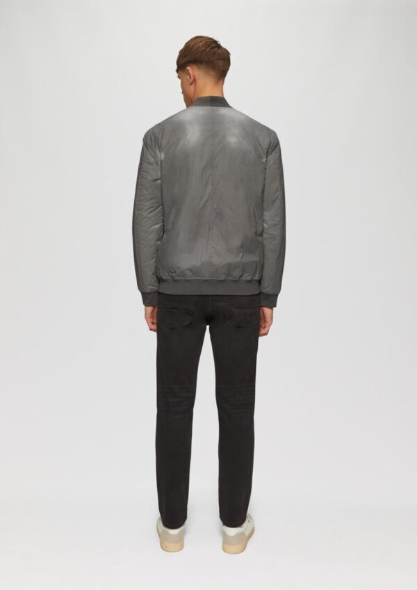 Jacke mit temperatursensitiver Farbwechselfunktion