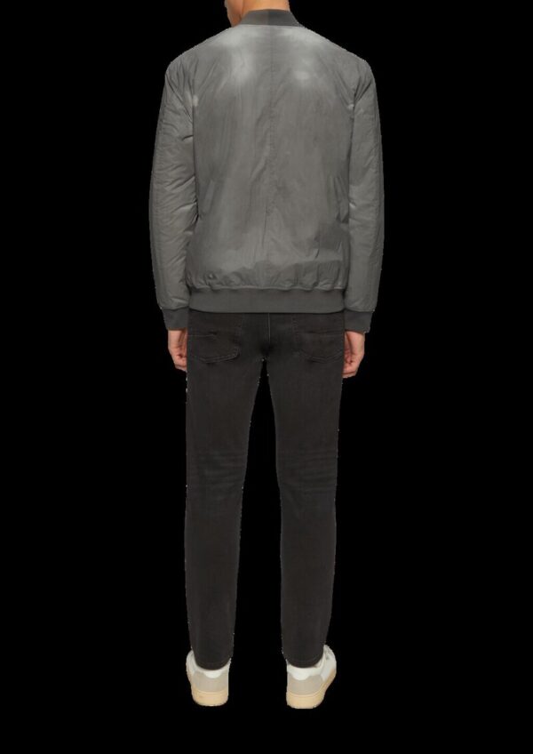 Jacke mit temperatursensitiver Farbwechselfunktion