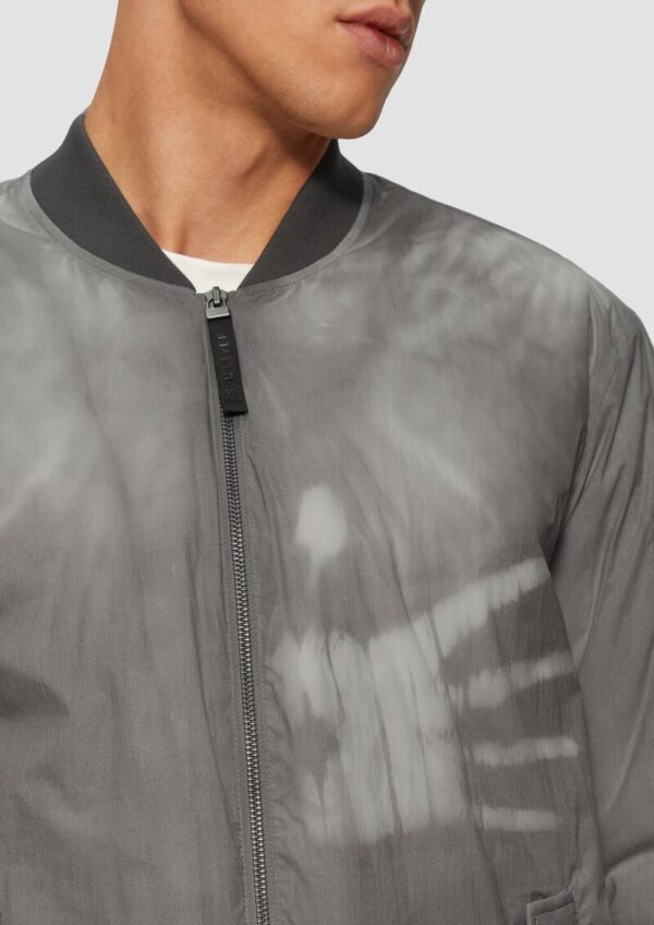 Jacke mit temperatursensitiver Farbwechselfunktion