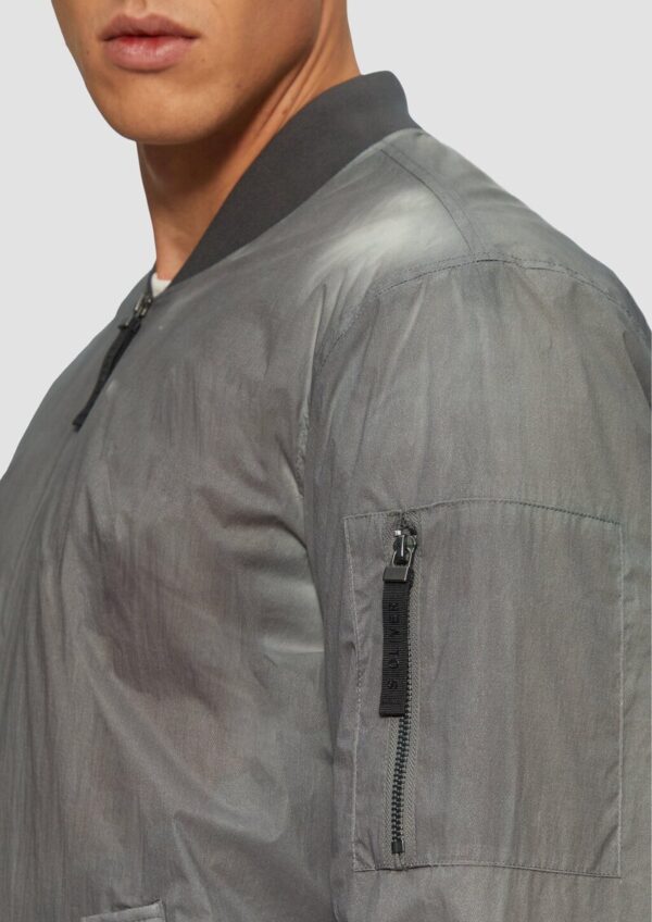 Jacke mit temperatursensitiver Farbwechselfunktion