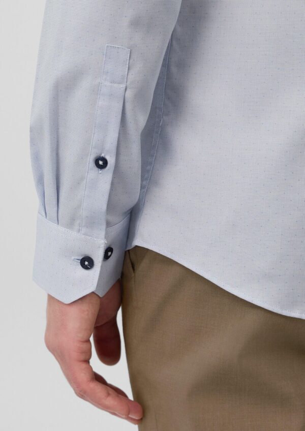 Tailored Fit: Fein gemustertes Langarmhemd mit Haifisch-Kragen