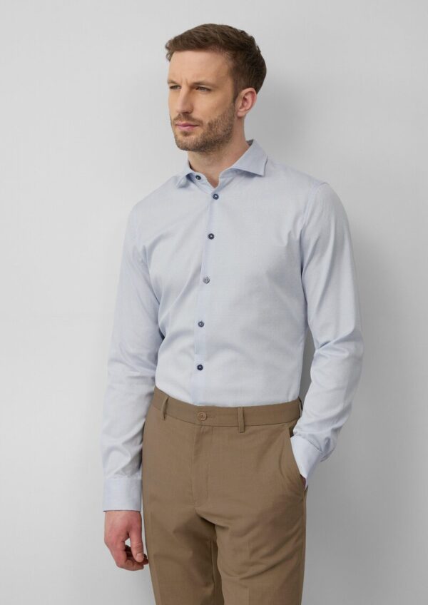 Tailored Fit: Fein gemustertes Langarmhemd mit Haifisch-Kragen