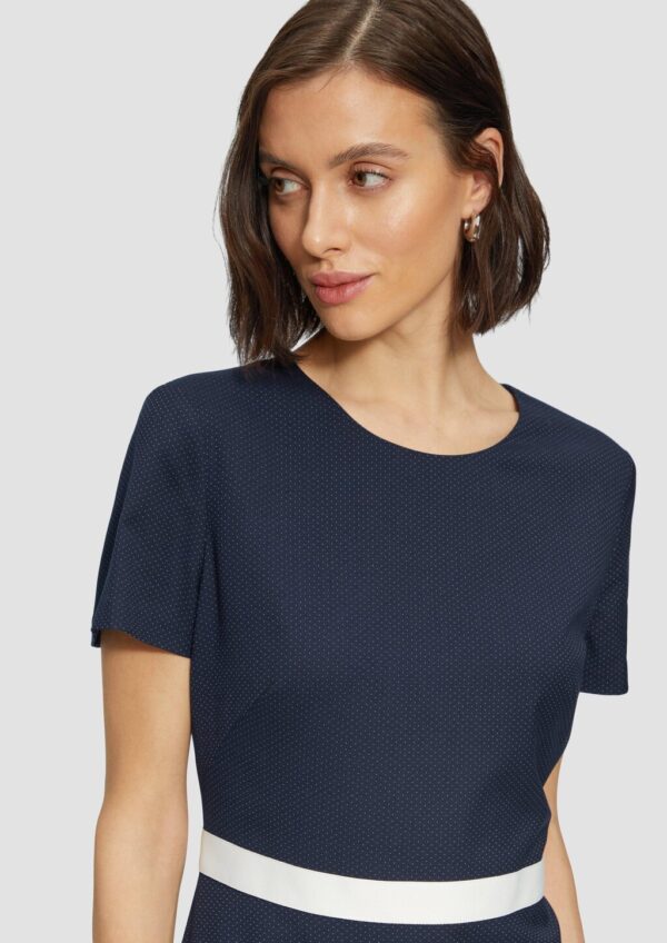 Fein gepunktetes Etuikleid mit Kontrast-Detail