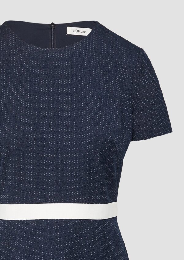 Fein gepunktetes Etuikleid mit Kontrast-Detail