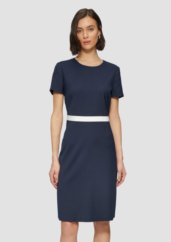 Fein gepunktetes Etuikleid mit Kontrast-Detail