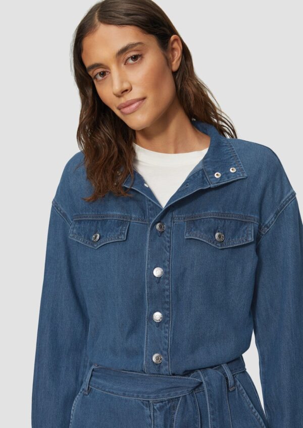 Denim-Jumpsuit mit Gürtel und überschnittenen Schultern