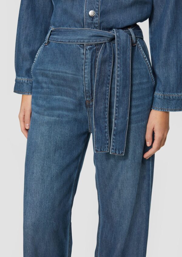 Denim-Jumpsuit mit Gürtel und überschnittenen Schultern