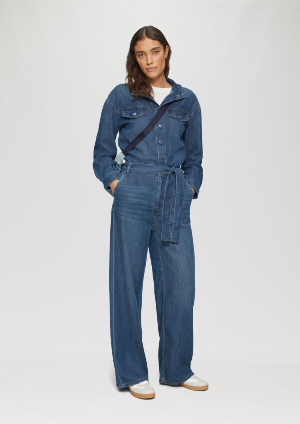 Denim-Jumpsuit mit Gürtel und überschnittenen Schultern