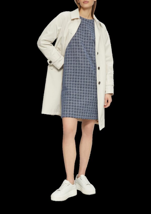 Kurzes Bouclé-Kleid mit Zierknöpfen