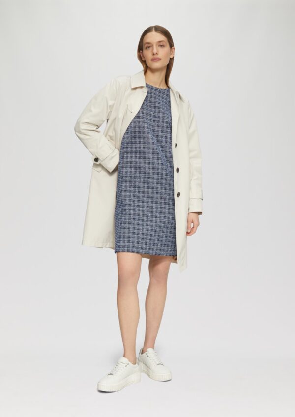 Kurzes Bouclé-Kleid mit Zierknöpfen