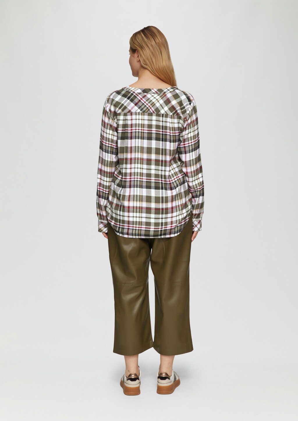 Karierte Bluse aus Viskosemix und Krempel-Detail