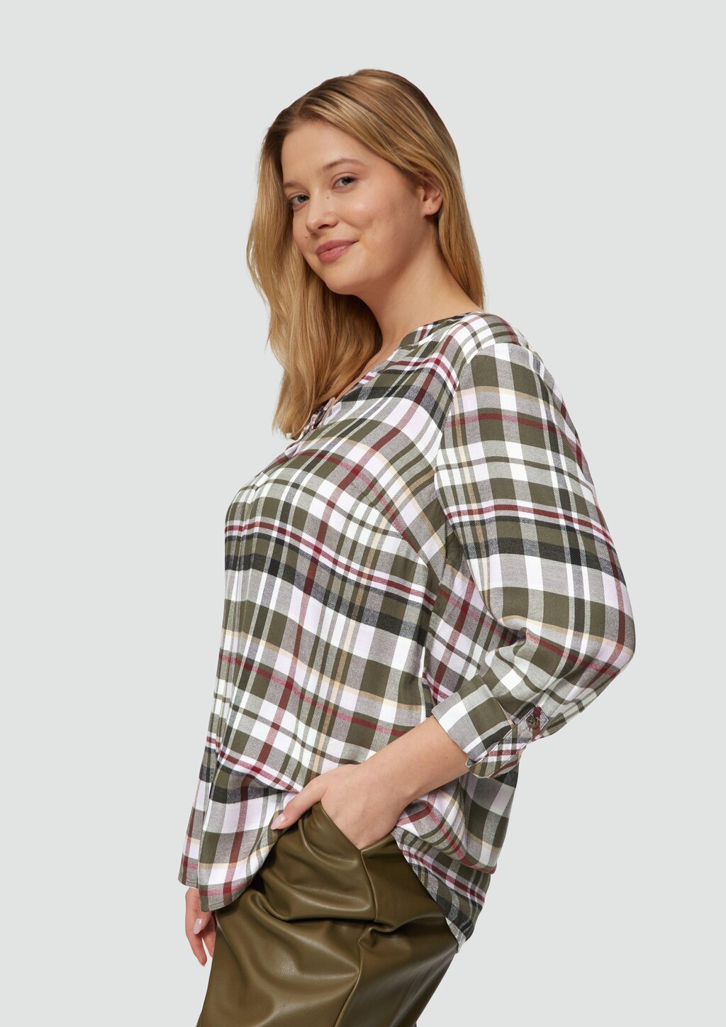 Karierte Bluse aus Viskosemix und Krempel-Detail