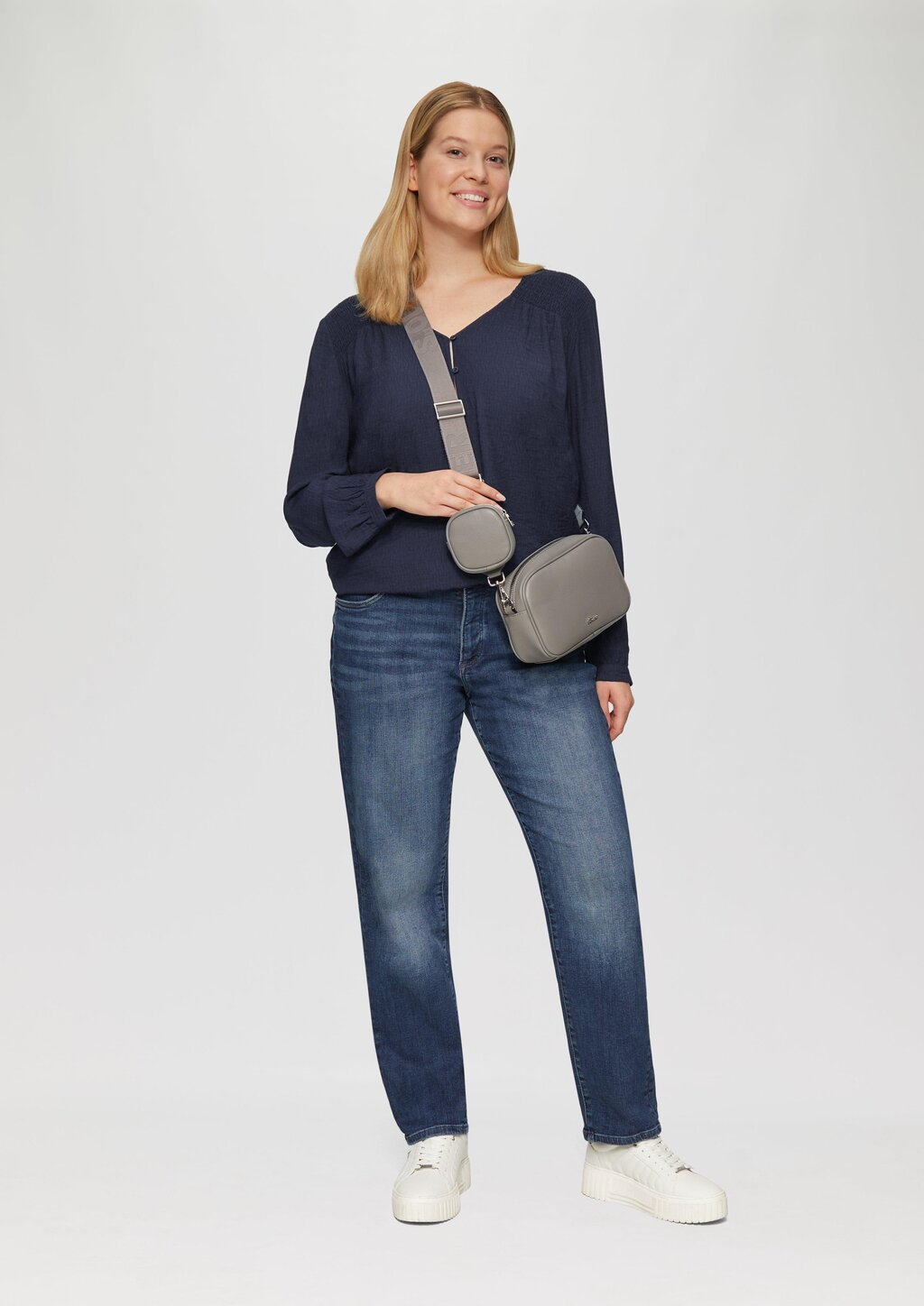 Strukturierte Bluse aus Viskosemix mit Smok Detail